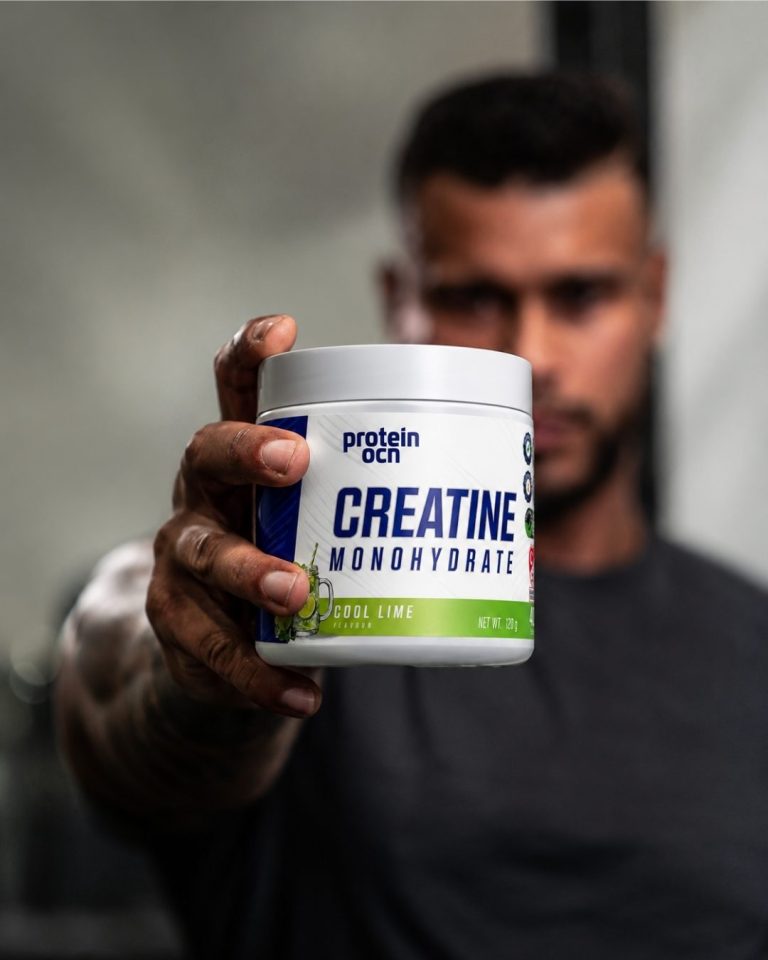 Sporcunun elinde tuttuğu Protein Ocean Creatine Monohydrate ürün fotoğrafı tasarımı