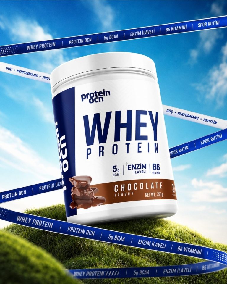 Mavi gökyüzü ve çim zemin üzerinde marka şeritleriyle sarmalanmış Whey Protein ambalaj tasarımı